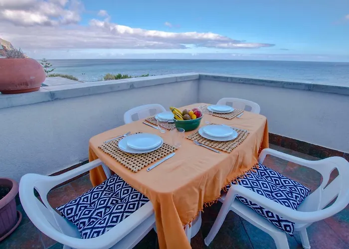 En Playa Chica, Gaviotas * سانتا كروز دي تينيريف